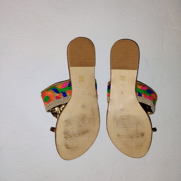 Boho Embroidered Beaded Sandals Size 39(8/9 ) Multicolor Vibrant Floral Detail - Picture 2 of 2